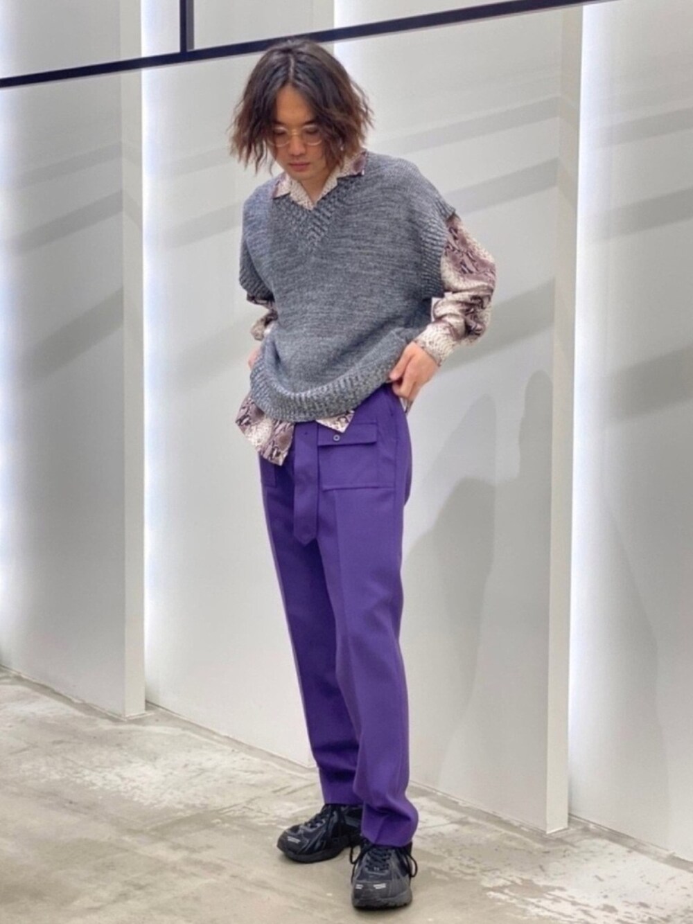「カラーパンツ、メガネ男子、柄シャツ、オープンカラーシャツ、ベスト、ゆるコーデ、モード、主役はカラーパンツ、きれいめカジュアル、スニーカー」｜「DAIRIKUのアイテム（スラックス、パープル系）」を使った、新村優樹さん（メンズ・177cm）の春コーディネートの1枚目の写真