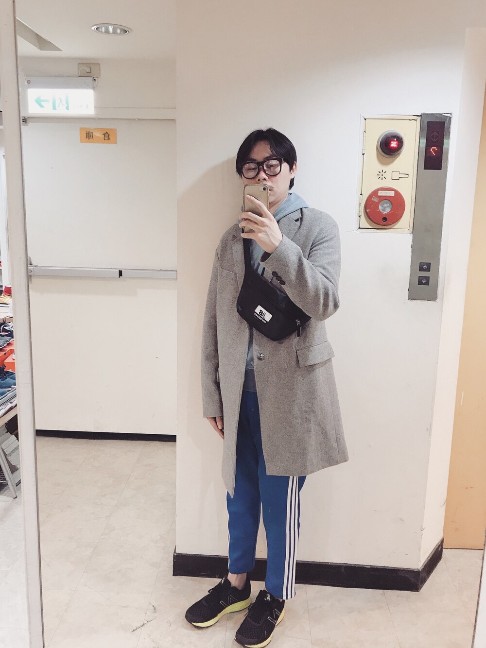 「NEW BALANCEのアイテム（ボディバッグ/ウエストポーチ、ブラック系）」を使った、BirKin .Cさん（メンズ・174cm）の冬コーディネートの1枚目の写真