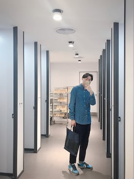 「blue」｜「アイテム（チノパンツ）」を使った、BirKin .Cさん（メンズ・174cm）の冬コーディネート