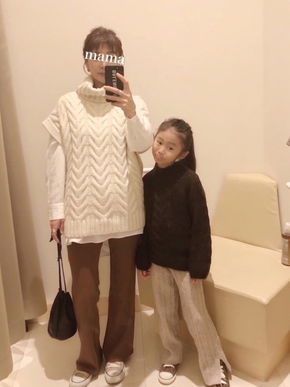 「秋冬コーデ、親子コーデ、ニットベスト、パンツスタイル、ブラウンコーデ、ベスト」｜「petit mainのBIGケーブルニット（ニット/セーター、ブラウン系）」を使った、☆のん☆さん（キッズ・110cm）の秋コーディネートの1枚目の写真