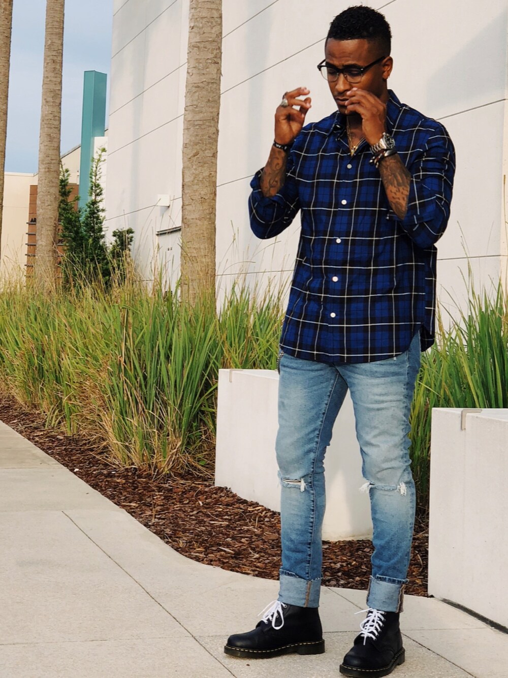 ブルー系のシャツ/ブラウス、ブルー系のデニムパンツ、レッド系のブーツを着用したメンズの夏コーディネートの1枚目の写真