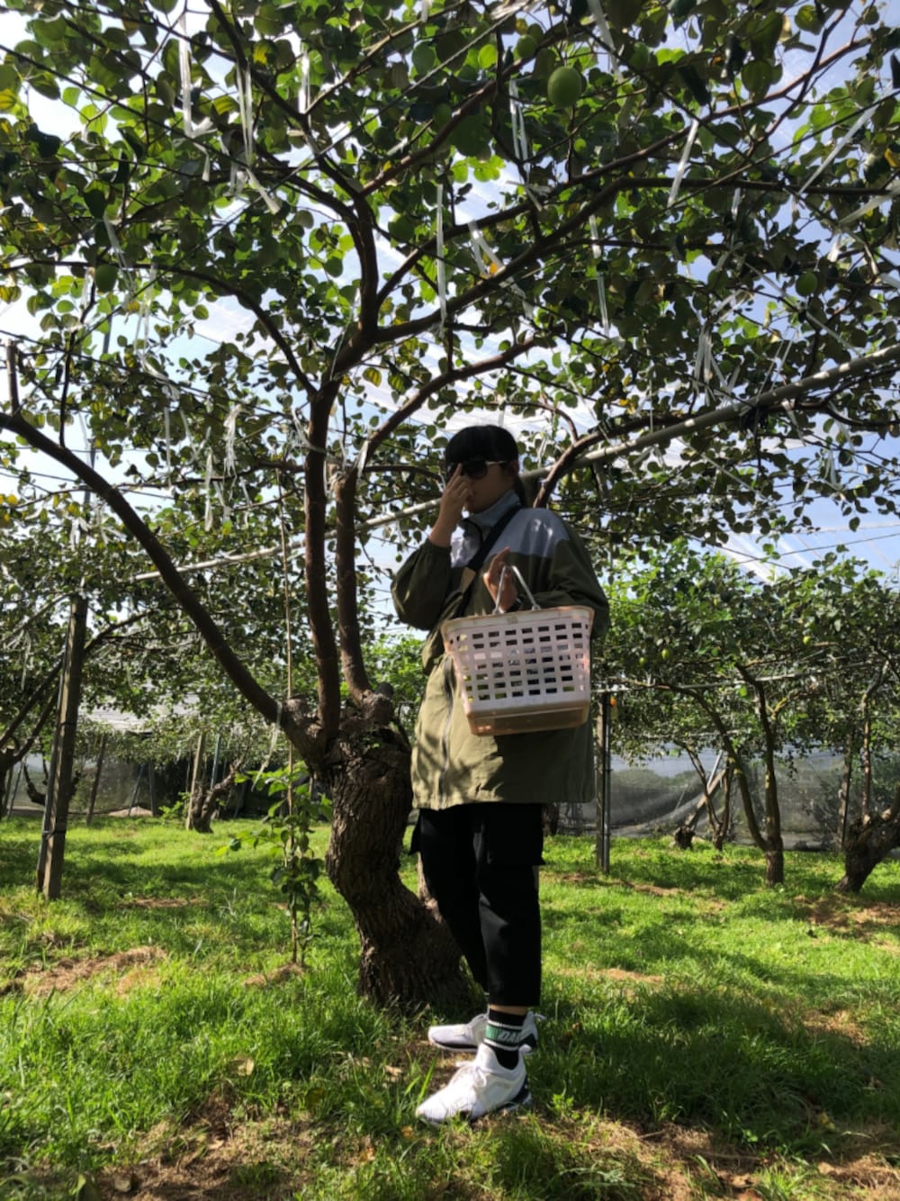 「工裝褲、oversize」｜「psgbのアイテム（ピーコート、グリーン系）」を使った、廖妙淨さん（レディース・170cm）の秋コーディネートの1枚目の写真