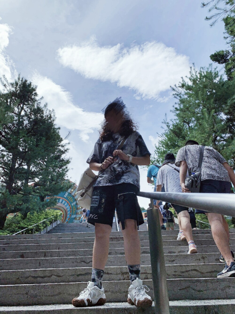 「遊樂園穿搭」｜「psgbのアイテム（カーゴパンツ、ブラック系）」を使った、廖妙淨さん（レディース・170cm）の夏コーディネートの1枚目の写真