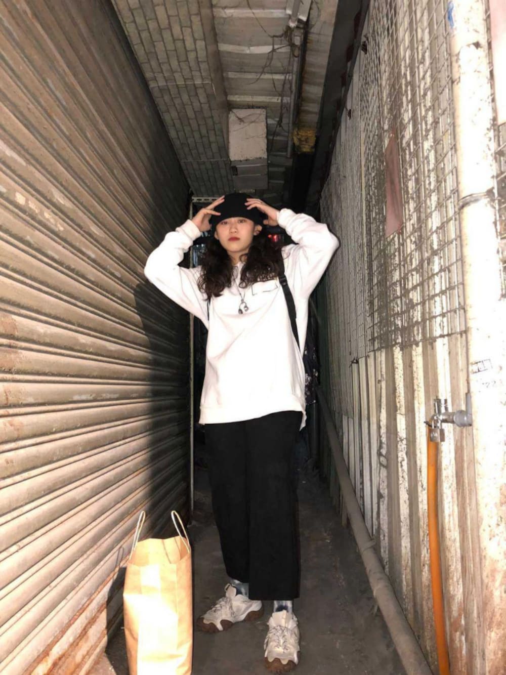 「PUMAのアイテム（パーカー、ホワイト系）」を使った、廖妙淨さん（レディース・170cm）の秋コーディネートの1枚目の写真