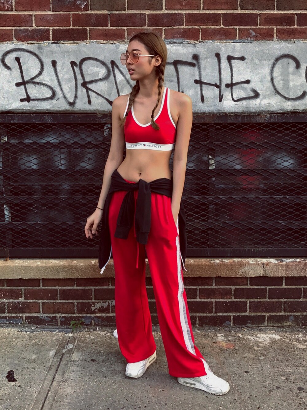 「outfit、summer、TOMMY HILFIGER、NIKE、sporty」｜「TOMMY HILFIGERのアイテム（その他トップス、レッド系）」を使った、Maysa Ysbさん（レディース・168cm）の夏コーディネートの1枚目の写真