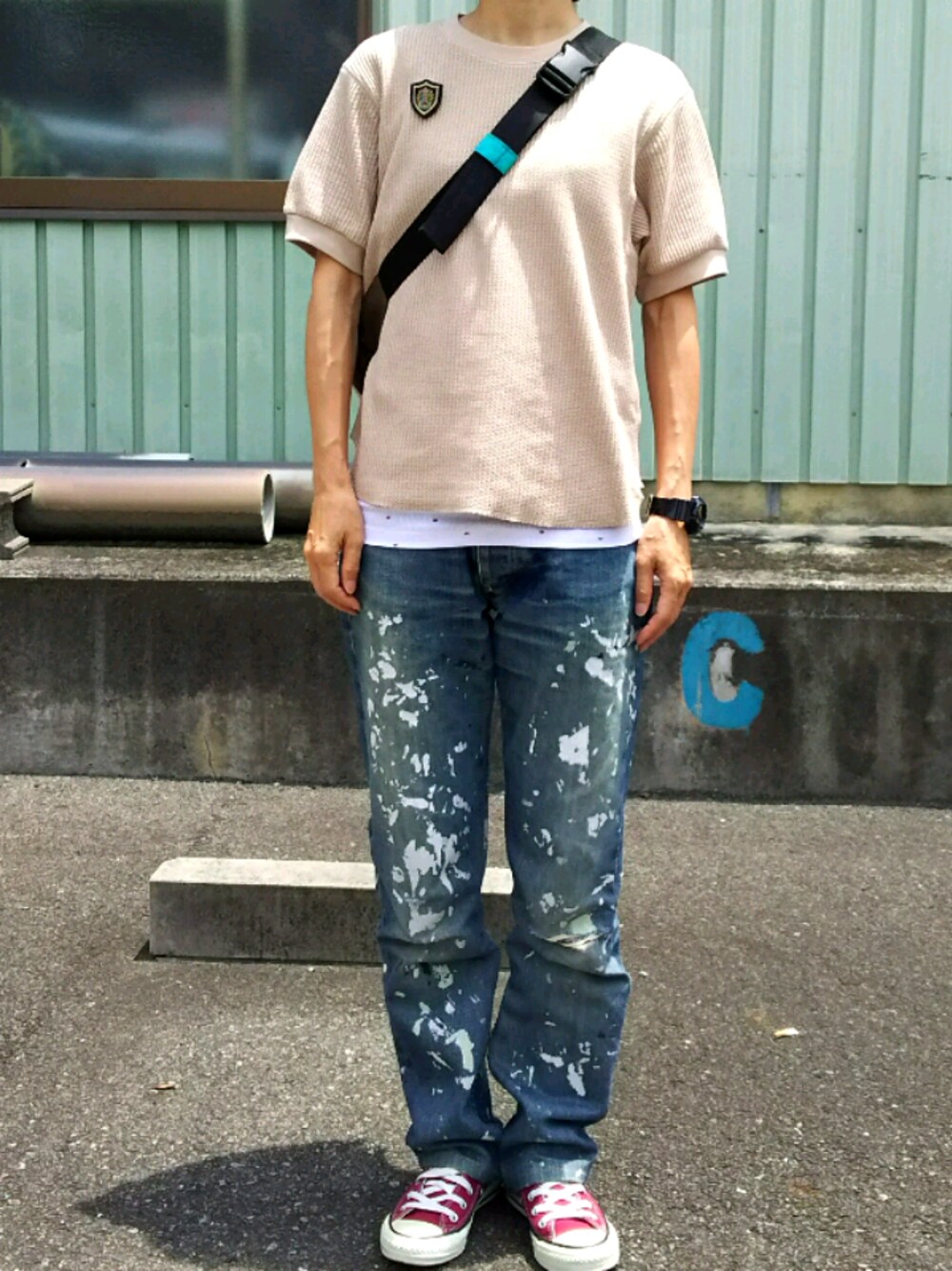 「ダメージデニム、ワッフルクルーネックＴ、コンバース ハイカット、ラフ、シンプルカジュアル」｜「HELMUT LUNGのアイテム（デニムパンツ、ブルー系）」を使った、yuka.iさん（レディース・158cm）の夏コーディネートの1枚目の写真