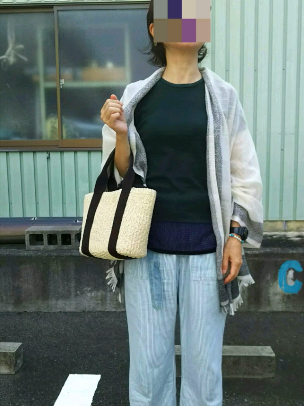 「大人コーデ、Tシャツスタイル、ヒッコリーパンツ、シンプルカジュアル、夏ストール、あついあついあついよ」｜「TOGA PULLAのアイテム（Tシャツ/カットソー、その他）」を使った、yuka.iさん（レディース・158cm）の夏コーディネートの1枚目の写真