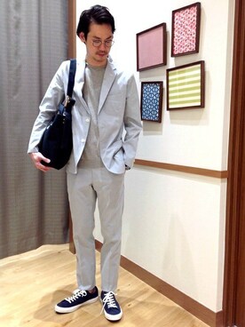 「シップス」｜「アイテム（スラックス）」を使った、上村さん（メンズ・182cm）の春コーディネート