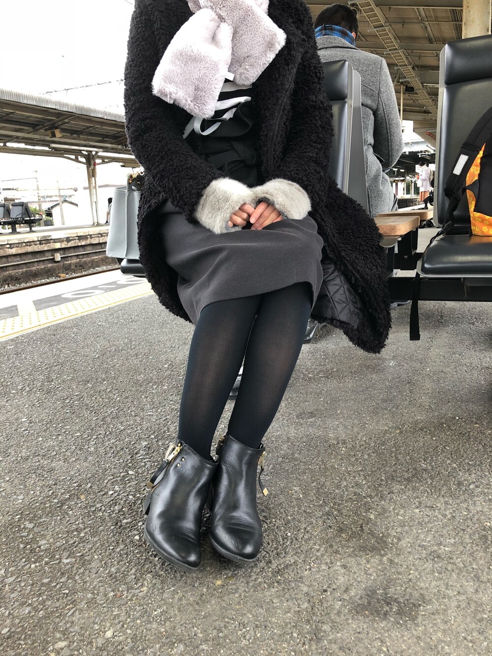 「カジュアルコーデ、モノトーン、大人カジュアル、モノトーンコーデ、ootd、低身長、冬、ブーツ、スカート、ボアコート」｜「Spick & Spanのアイテム（ブーツ、ブラック系）」を使った、yukinobdさん（レディース・154cm）の冬コーディネートの1枚目の写真