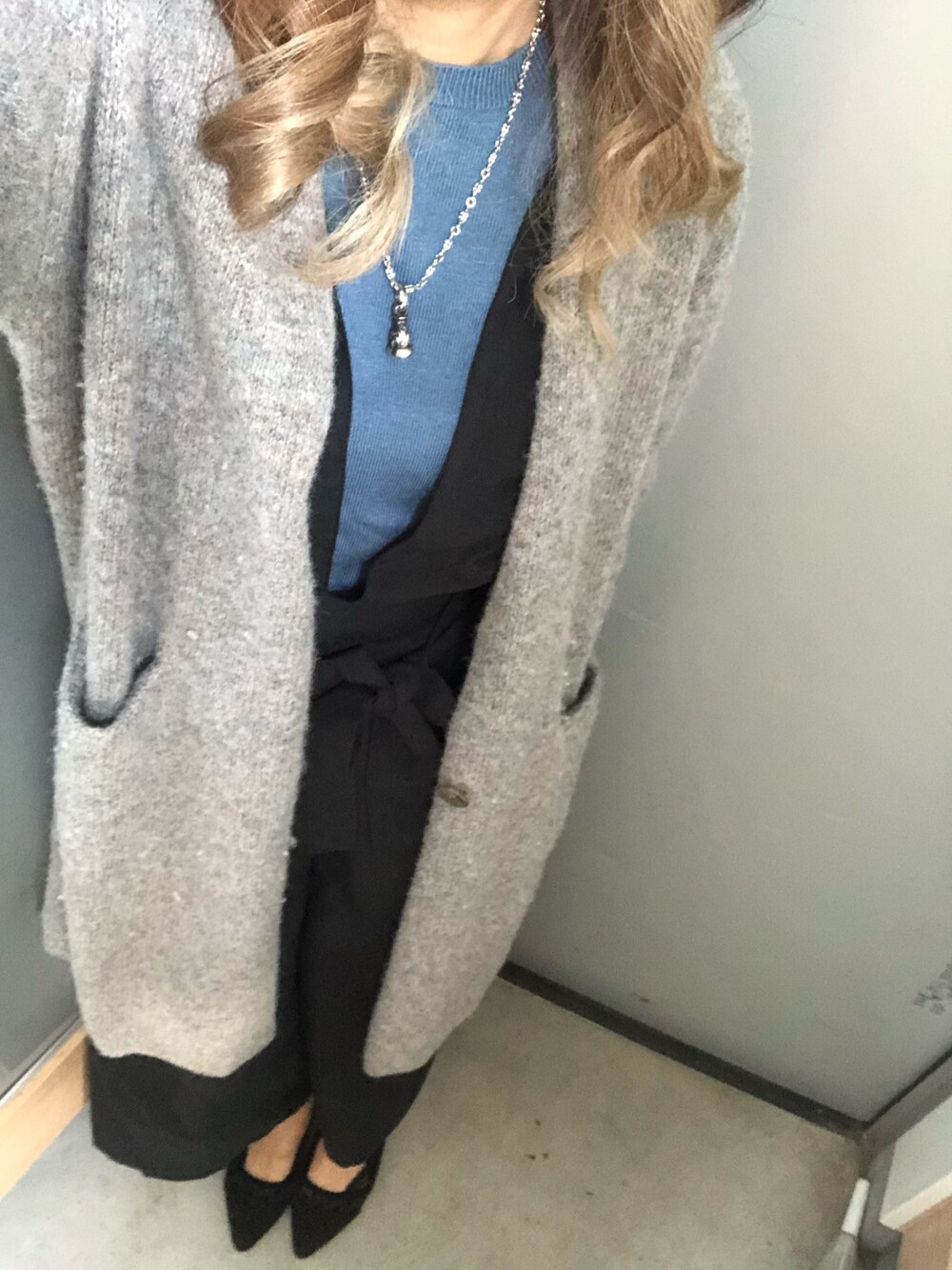 「ゆるカーディガン、ユニクロ、休日スタイル、秋のコーデ、サロペット、オールインワン、おしゃれさんと繋がりたい、低身長、プチプラコーデ、オトナ女子」｜「fifthのアイテム（サロペット/オーバーオール、ブラック系）」を使った、yukinobdさん（レディース・154cm）の秋コーディネートの1枚目の写真