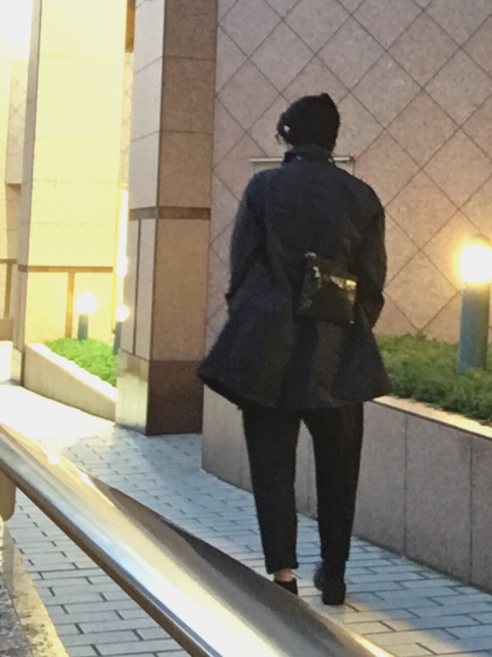 ブルー系のステンカラーコートを着用したメンズの春コーディネートの1枚目の写真