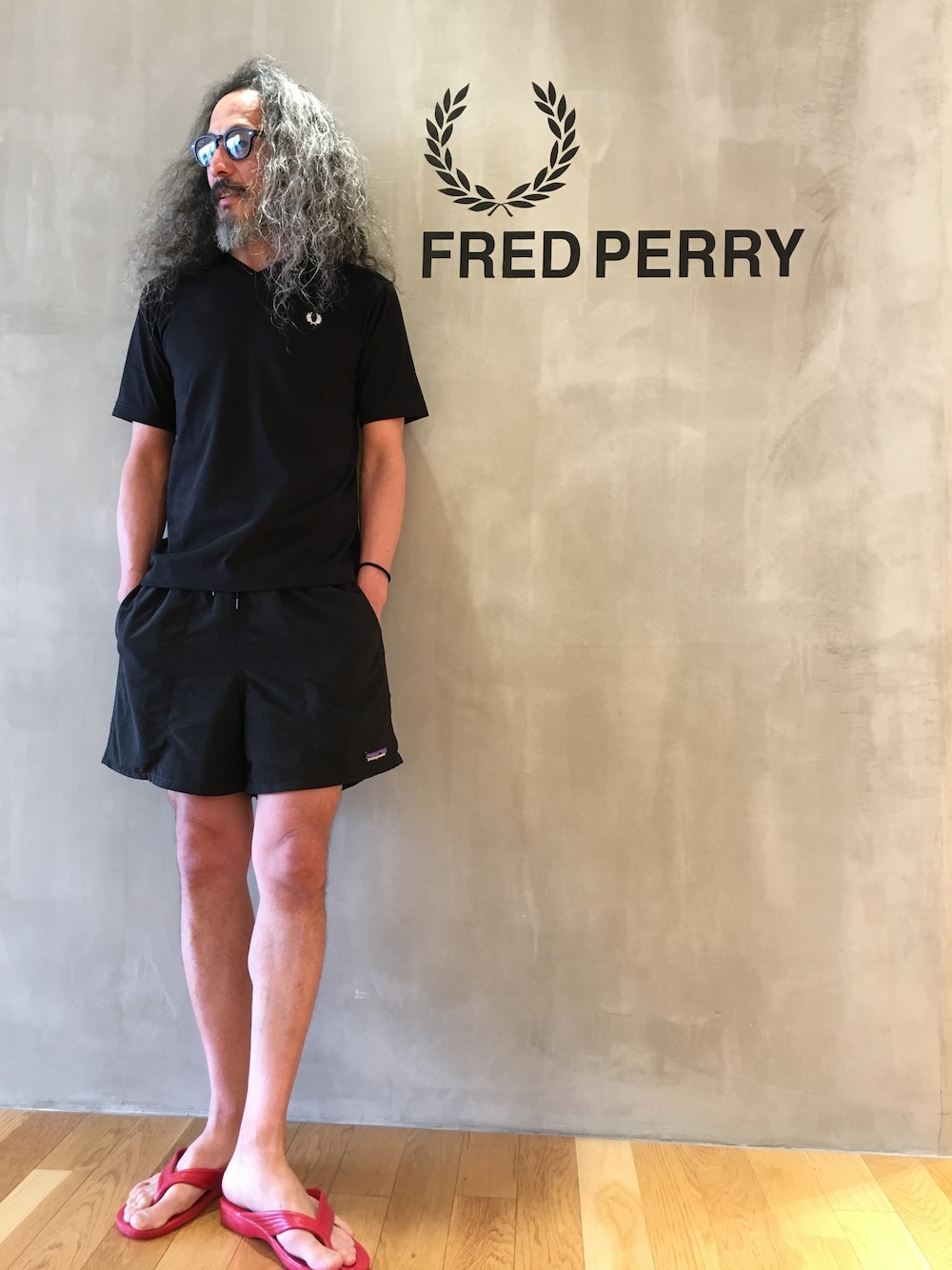 「Tシャツ、サーフスタイル、サーフパンツ、ギョサン、＃フレペバトン、フレペバトン」｜「FRED PERRYのTシャツ（Tシャツ/カットソー、ブラック系）」を使った、MACROMANCEさん（メンズ・170cm）の春コーディネートの1枚目の写真