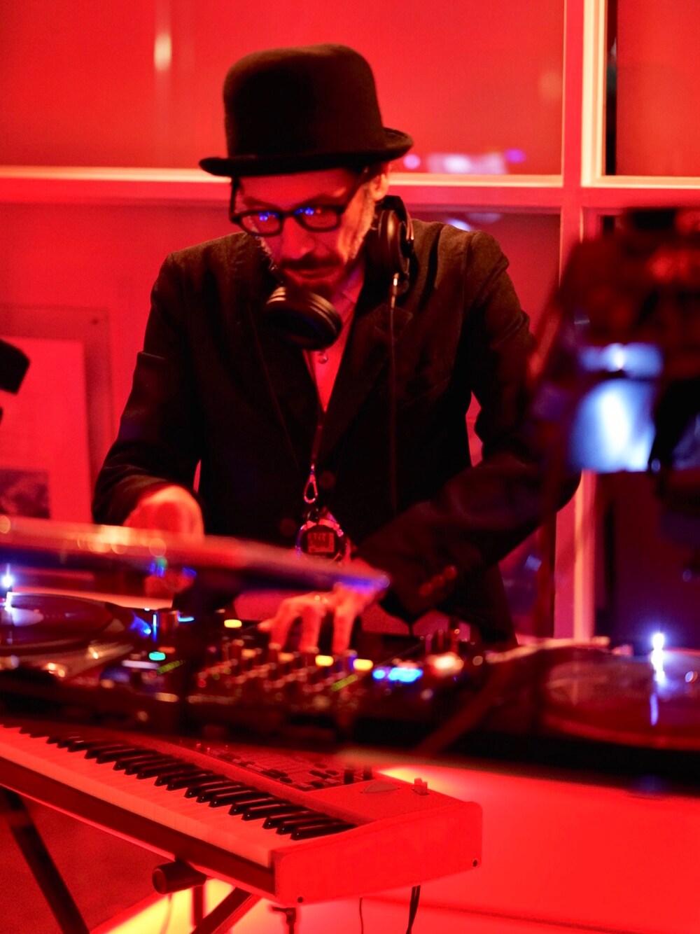 「ジャケット、めがね、ハット、パーティースタイル、DJ、ブラック×ホワイト、タキシード」｜「SCHAのハット（ハット、ブラック系）」を使った、MACROMANCEさん（メンズ・170cm）の夏コーディネートの1枚目の写真