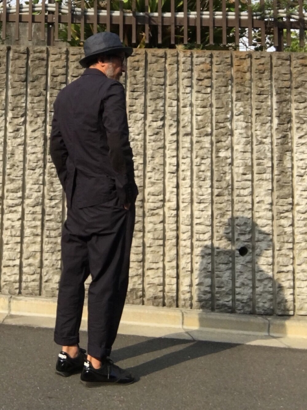 「セットアップ、ネイビー、ハット、大人カジュアル、春ジャケット、普段着」｜「eYe JUNYA WATANABE MANのジャケット（セットアップ）（テーラードジャケット、ブルー系）」を使った、MACROMANCEさん（メンズ・170cm）の春コーディネートの1枚目の写真