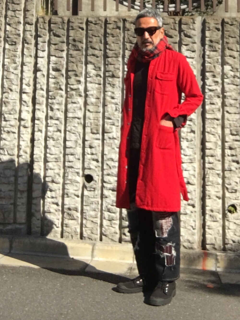 「女服、レディース、コート、マフラー、チェック、赤、レッド、サングラス」｜「FWK by engineered garmentsのアイテム（ステンカラーコート、レッド系）」を使った、MACROMANCEさん（メンズ・170cm）の秋コーディネートの1枚目の写真
