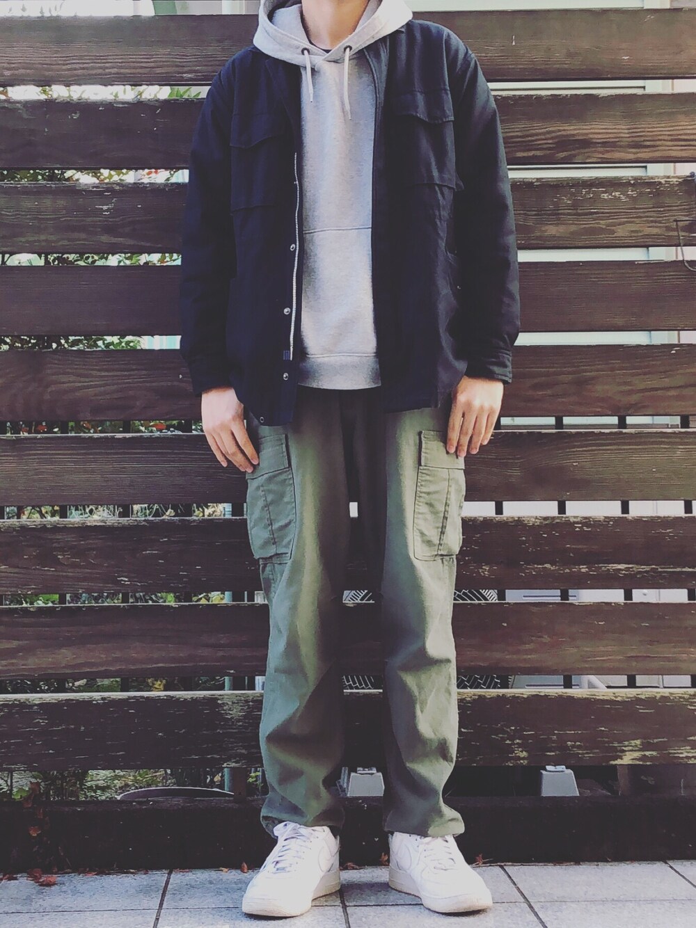 「オトナカジュアル、冬アウター、冬コーデ、大学生、supreme、カーゴパンツ、パーカー、ビッグシルエット、シンプル、ストリートコーデ」｜「Championのアイテム（パーカー、グレー系）」を使った、とんとんさん（メンズ・180cm）の冬コーディネートの1枚目の写真