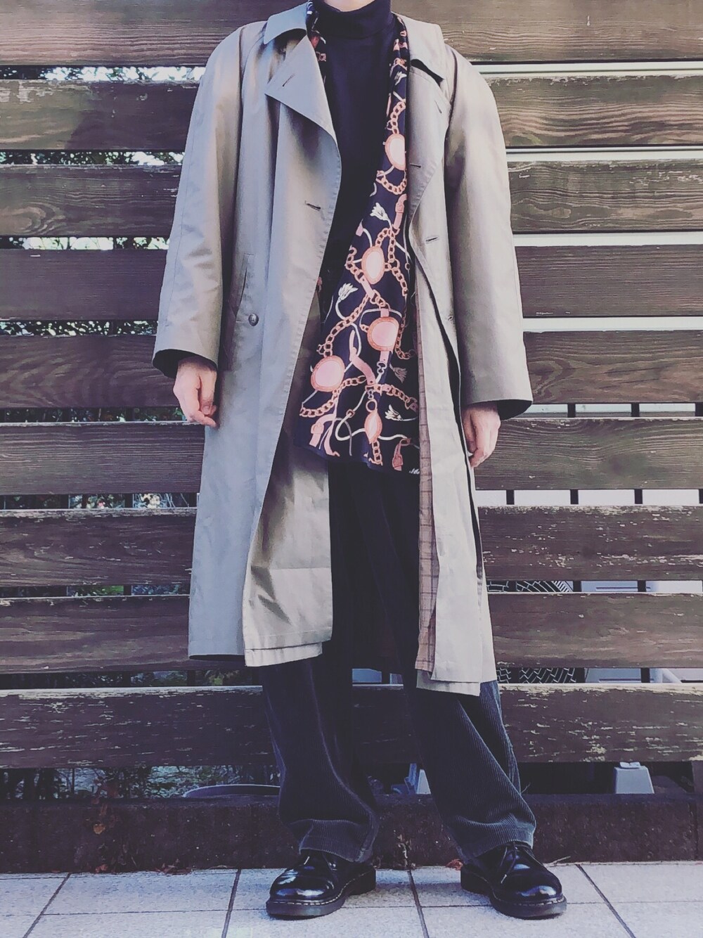 「シンプル、冬、古着好きな人と繋がりたい、大学生、Dr.Martens、古着、おしゃれさんと繋がりたい、ワイドパンツ、コーデュロイ、休日コーデ」｜「古着のアイテム（シャツ/ブラウス、その他）」を使った、とんとんさん（メンズ・180cm）の冬コーディネートの1枚目の写真