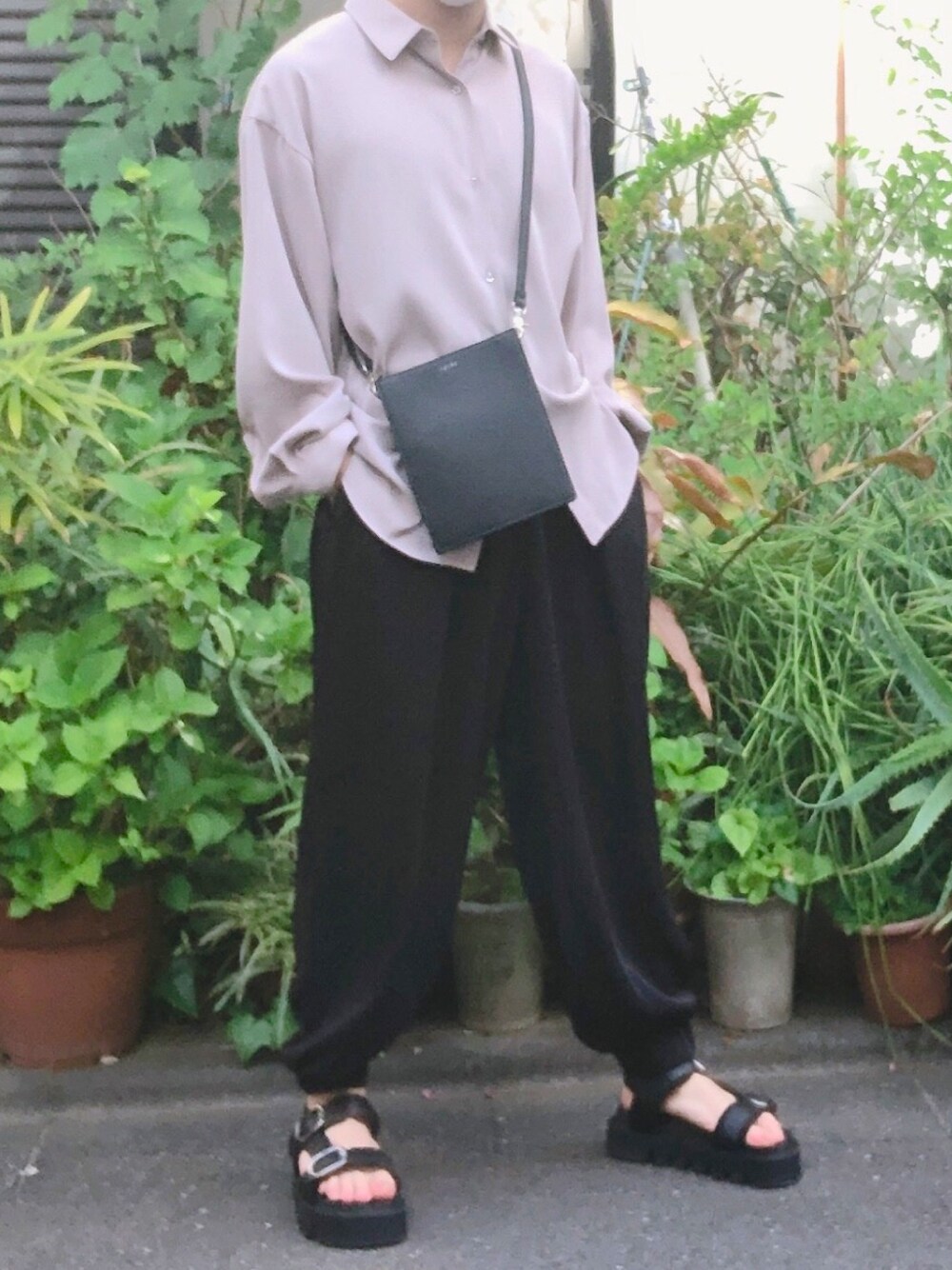 「モノトーン、シンプルスタイル、サンダル、春夏コーデ」｜「KUUUPYのGather Balloon Pants - ギャザーバルーンパンツ（その他パンツ、ブラック系）」を使った、ゆきやさん（メンズ・167cm）の春コーディネートの1枚目の写真