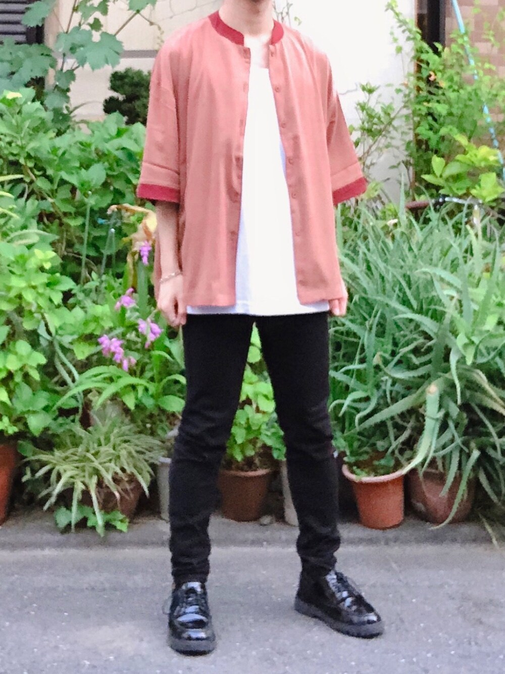 「夏コーデ、シンプル、黒スキニー、きれいめカジュアル、半袖シャツ」｜「UNIQLOのウルトラストレッチスキニーフィットジーンズ（デニムパンツ、ブラック系）」を使った、ゆきやさん（メンズ・167cm）の春コーディネートの1枚目の写真