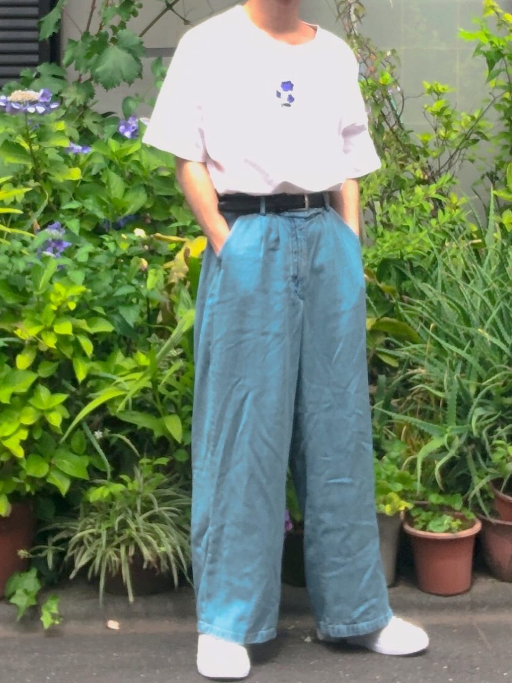 「半袖シャツ、夏コーデ、ワイドパンツ、タックインスタイル、シークレットシューズ」｜「CASPER JOHNのWide Flare Buggy Pants/ワイドフレアバギーパンツ（その他パンツ、ブルー系）」を使った、ゆきやさん（メンズ・167cm）の夏コーディネートの1枚目の写真