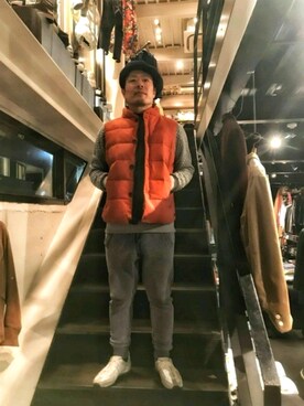 ダウンベスト（オレンジ系）を使った「大人カジュアル」のメンズ