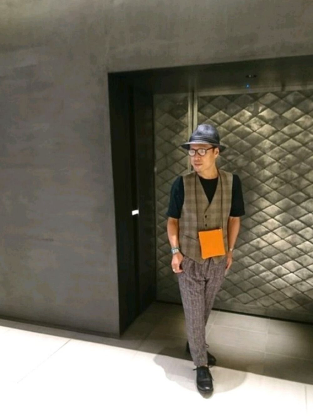 その他のその他パンツ、オレンジ系のショルダーバッグを着用したメンズの夏コーディネートの1枚目の写真