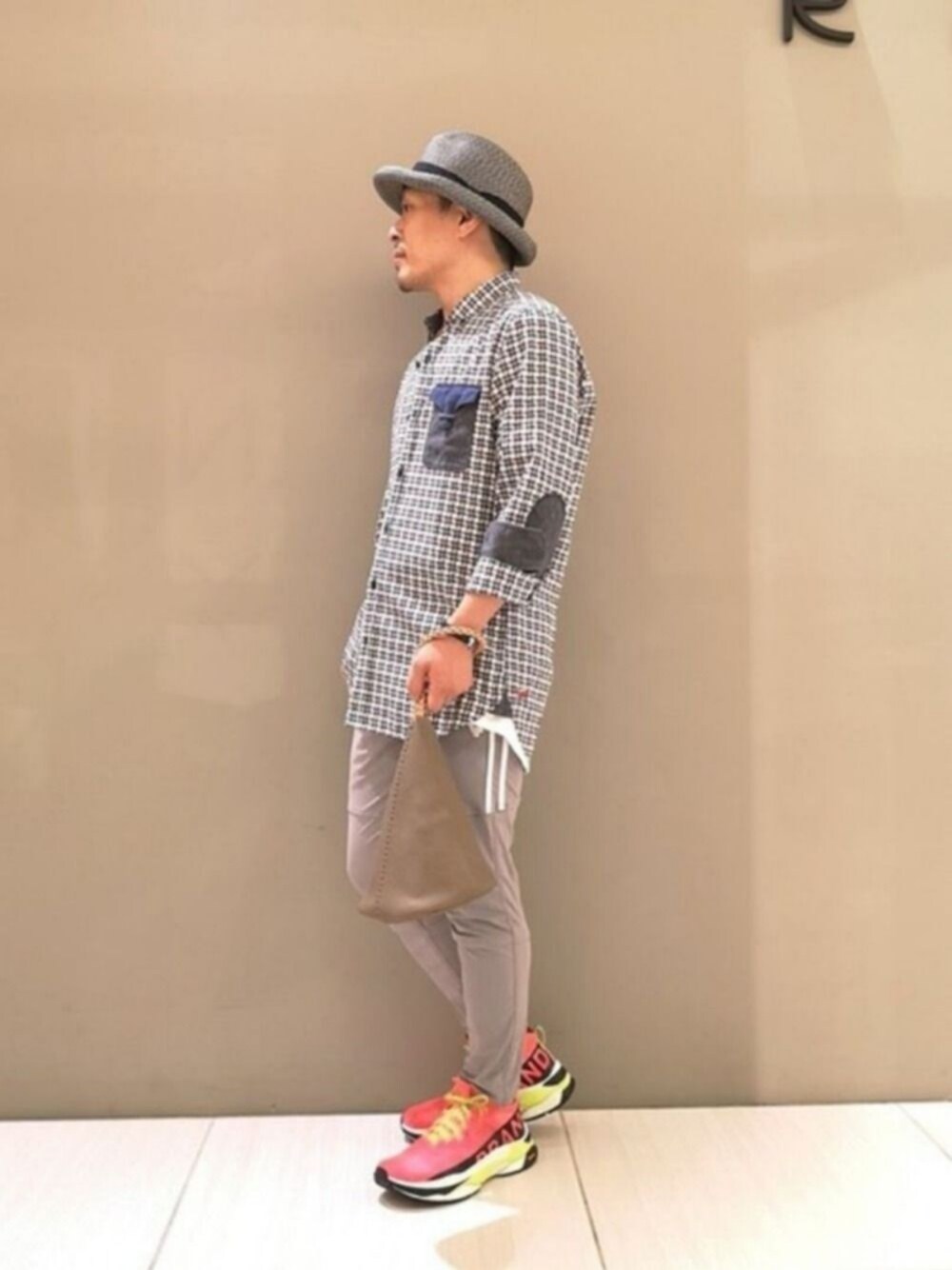 グレー系のハンドバッグ、ピンク系のスニーカーを着用したメンズの夏コーディネートの1枚目の写真