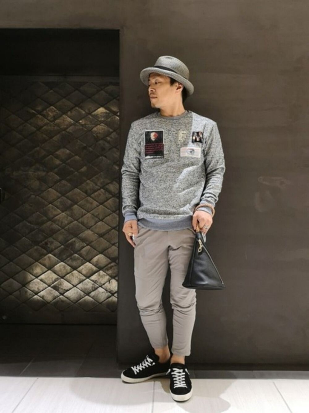 ブラック系のハンドバッグ、ホワイト系のTシャツ/カットソーを着用したメンズの秋コーディネートの1枚目の写真