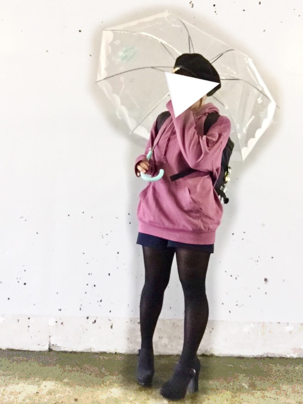 ピンク系のパーカー、ブラック系のパンツ、ブラック系のシューズを着用したレディースの秋コーディネートの1枚目の写真