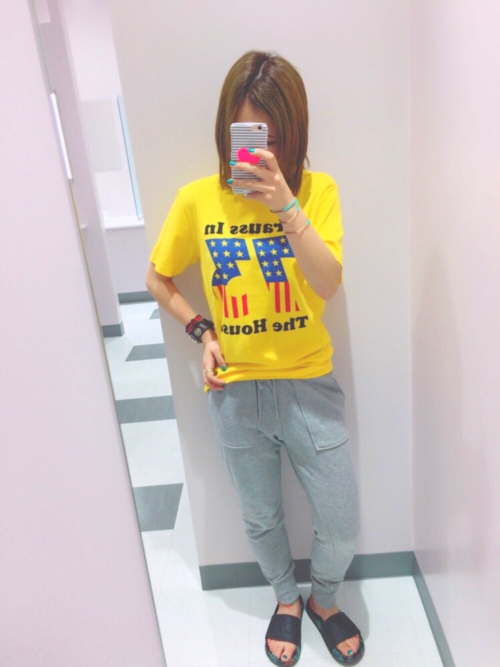 「ストリート、happy、LOVE、smile」｜「Levi'sのアイテム（Tシャツ/カットソー、イエロー系）」を使った、ほのかさん（レディース・158cm）の夏コーディネートの1枚目の写真
