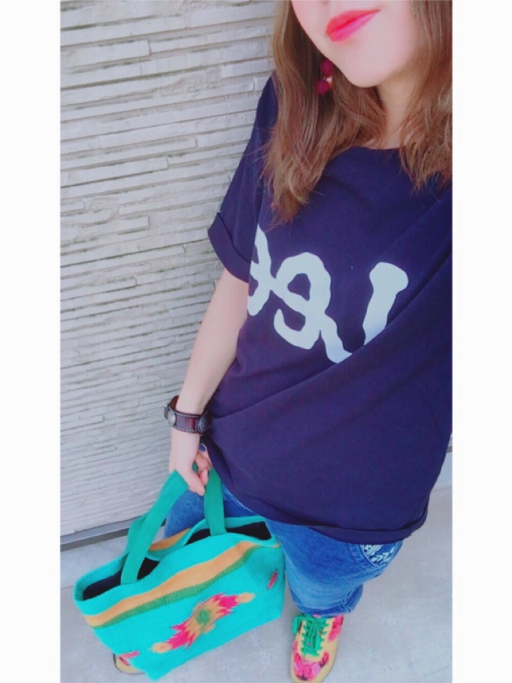 ブルー系のTシャツ/カットソー、ブルー系のその他パンツ、イエロー系のスニーカーを着用したレディースの秋コーディネートの1枚目の写真