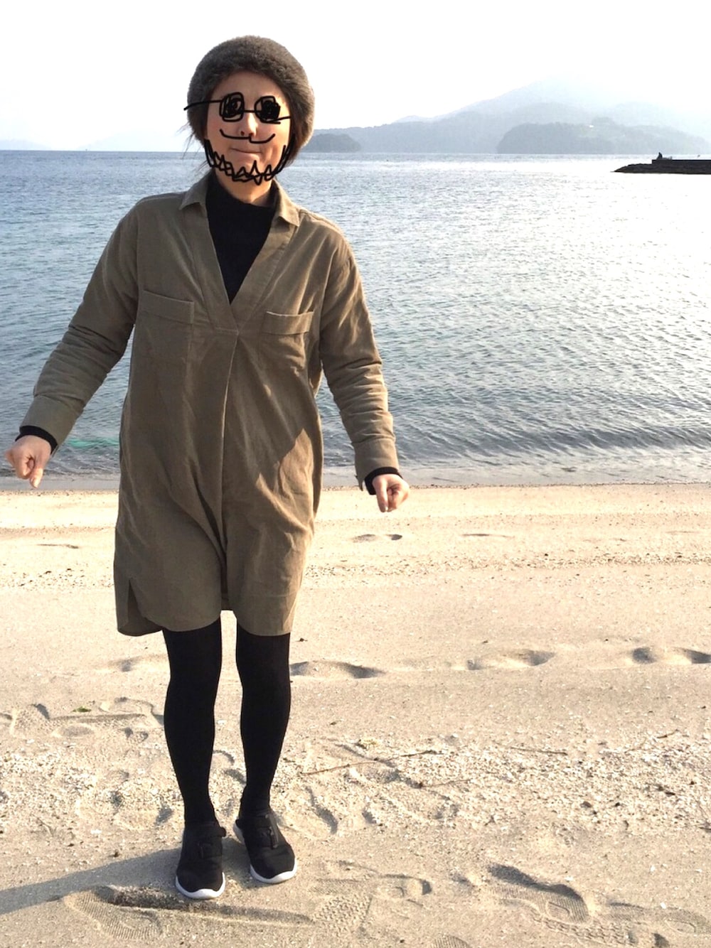 「BEAMS BOYのCableami×BEAMS BOY / ファー ヘアバンド 15FW（ヘアバンド、グレー系）」を使った、渡部絵美さん（レディース・165cm）の冬コーディネートの1枚目の写真