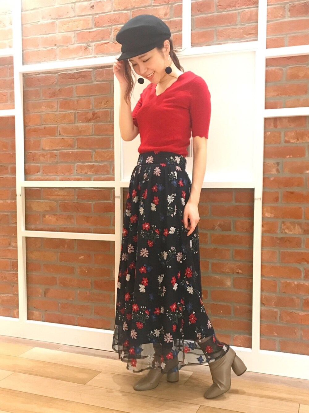 「MERCURYDUO(MERCURYDUO)、マーキュリーデュオ(MERCURYDUO)、AW、秋コーデ、レッド、フラワー、刺繍、ニット、スカート、東京」｜「MERCURYDUOのアイテム（スカート、ブルー系）」を使った、高橋由希さん（レディース・156cm）の秋コーディネートの1枚目の写真