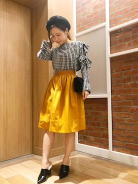 「MERCURYDUO（マーキュリーデュオ）のメモリータフタギャザースカート（スカート、イエロー系）」を使った、高橋由希さん（レディース・156cm）の秋コーディネート