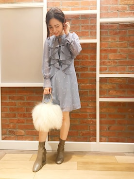 「MERCURYDUO（マーキュリーデュオ）のシフォン星柄刺繍ワンピース（ワンピース、ブルー系）」を使った、高橋由希さん（レディース・156cm）の秋コーディネート