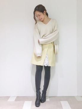 「MERCURYDUO（マーキュリーデュオ）のツイードレース切替ミニスカート（スカート、イエロー系）」を使った、高橋由希さん（レディース・156cm）の冬コーディネート