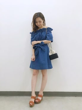 「MERCURYDUO（マーキュリーデュオ）のデニムラッフルワンピース（ワンピース、ブルー系）」を使った、高橋由希さん（レディース・156cm）の春コーディネート