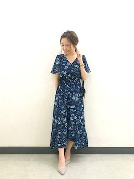 「MERCURYDUO（マーキュリーデュオ）のMIXフラワーマキシワンピース（ワンピース、ブルー系）」を使った、高橋由希さん（レディース・156cm）の夏コーディネート