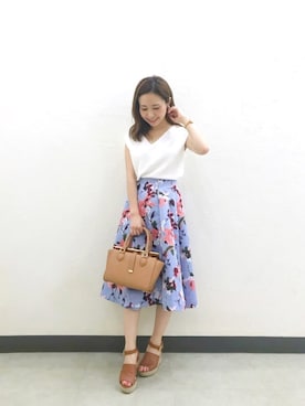 「MERCURYDUO（マーキュリーデュオ）のペイントフラワーフレアスカート（スカート、ブルー系）」を使った、高橋由希さん（レディース・156cm）の夏コーディネート