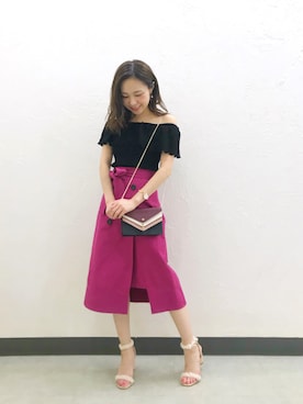 「MERCURYDUO（マーキュリーデュオ）のラッフルオフショルリブニット（ニット/セーター、ブラック系）」を使った、高橋由希さん（レディース・156cm）の秋コーディネート