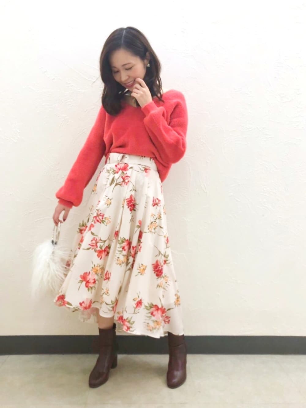「MERCURYDUO(MERCURYDUO)、マーキュリーデュオ(MERCURYDUO)、春コーデ、春、オレンジ、フェミニン、大人ガーリー、大人カジュアル、低身長」｜「MERCURYDUOのボタニカルフラワーイレヘムスカート（スカート、レッド系）」を使った、高橋由希さん（レディース・156cm）の冬コーディネートの1枚目の写真