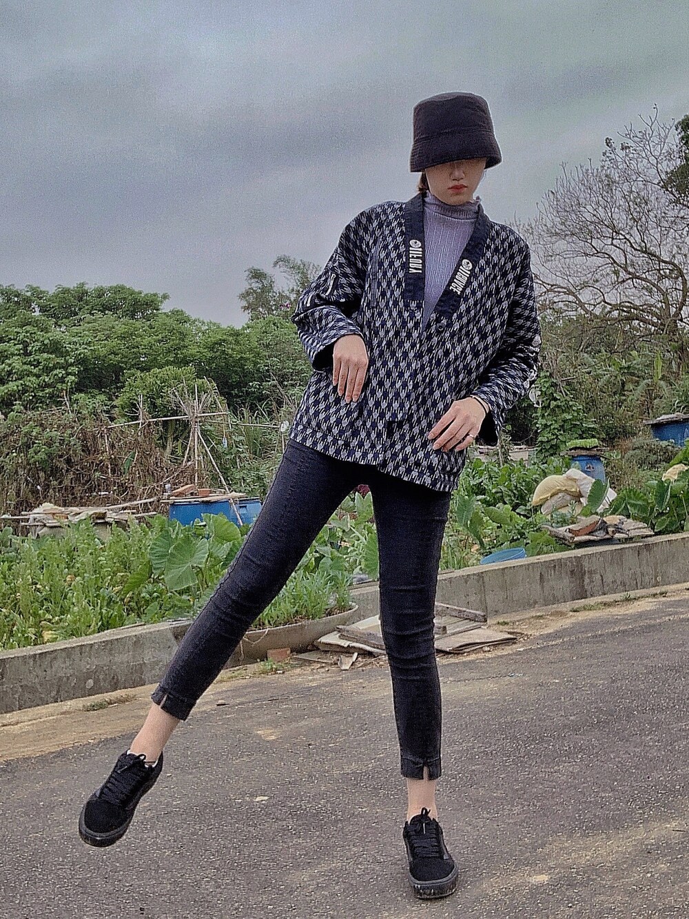 「ootd、休閒、牛仔褲、VANS、日系極簡」｜「BLUE WAYのアイテム（その他アウター、ブルー系）」を使った、peggy.qiuさん（レディース・165cm）の春コーディネートの1枚目の写真