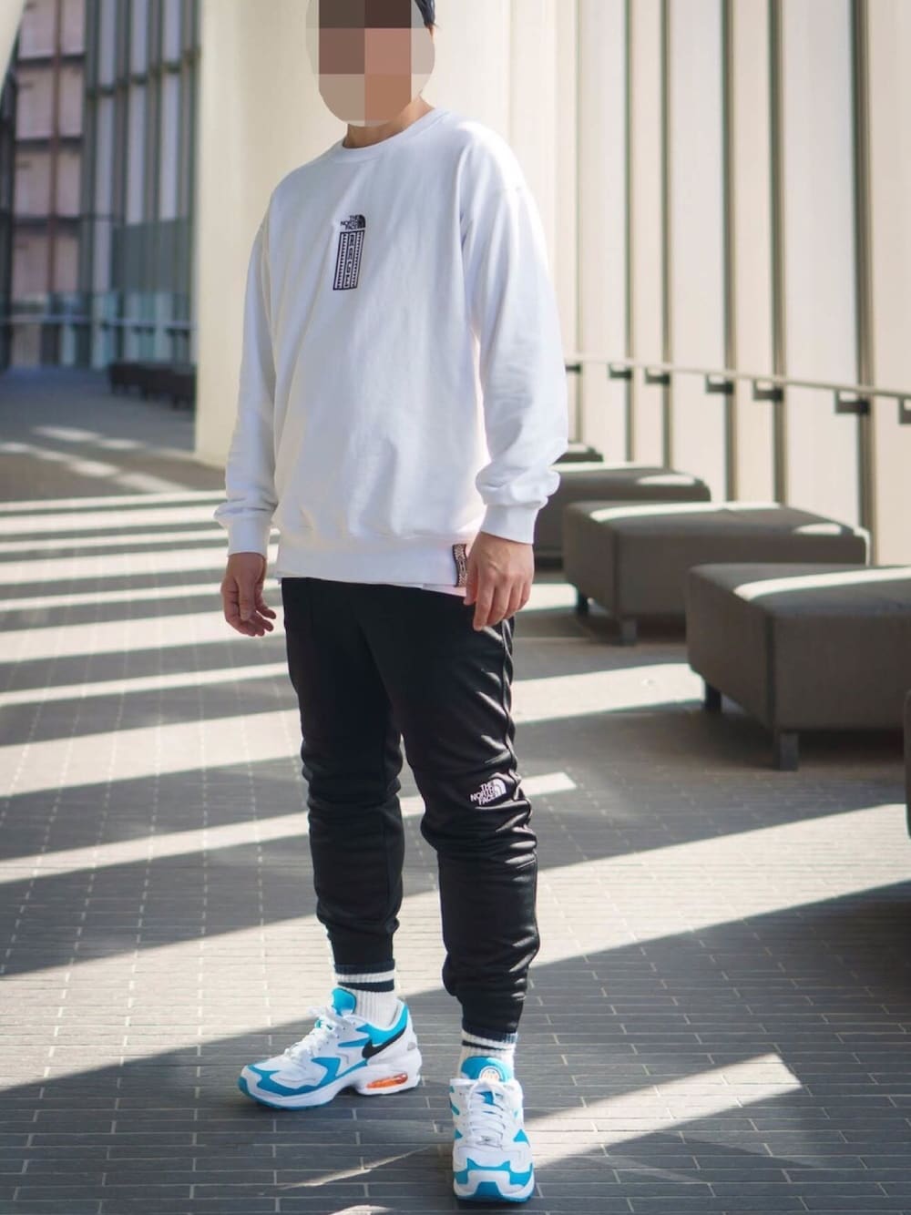 ホワイト系のスウェット、ブラック系のその他パンツ、ホワイト系のスニーカーを着用したメンズの冬コーディネートの1枚目の写真