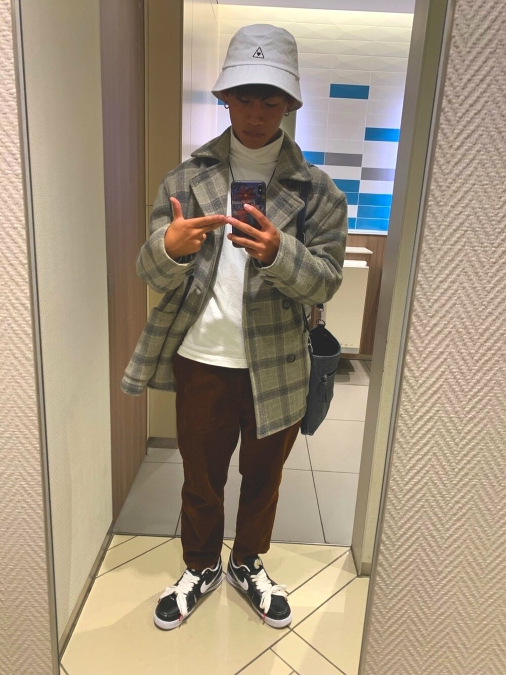 「UNIQLOのアイテム（シャツ/ブラウス、ホワイト系）」を使った、kinohakinoha8810さん（メンズ・175cm）の冬コーディネートの1枚目の写真