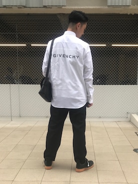 「GIVENCHY（ジバンシイ）のアイテム（シャツ/ブラウス、ホワイト系）」を使った、𝗠𝗨𝗥𝗔さん（メンズ・175cm）の春コーディネート