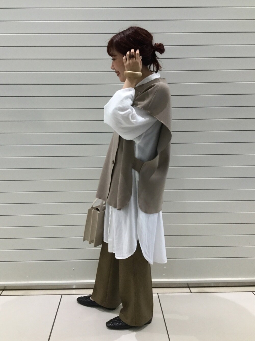 「LOWRYS FARM、ローリーズファーム(LOWRYS FARM)、ポンチョ風、ニットベスト、秋のコーデ、ブラウンコーデ、ワントーンコーデ、ゆったりコーデ、低身長」｜「LOWRYS FARMのウールポンチョフウベスト　893429（ベスト、ブラウン系）」を使った、hitomiさん（レディース・155cm）の秋コーディネートの1枚目の写真