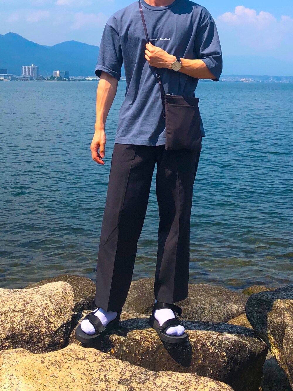 「くすみカラー、シンプルコーデ、夏コーデ、Tシャツ、サンダル、いいね、save、フォローお願いします🤑、おしゃれさんと繋がりたい」｜「BEAUTY&YOUTH UNITED ARROWSのBY FREEDOM STANDARD ワイドフォルム Tシャツ（Tシャツ/カットソー、ブルー系）」を使った、あとHSさん（メンズ・163cm）の夏コーディネートの1枚目の写真