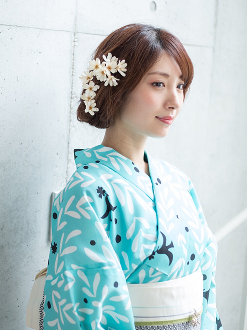 ブルー系の浴衣を着用したレディースの夏コーディネートの1枚目の写真