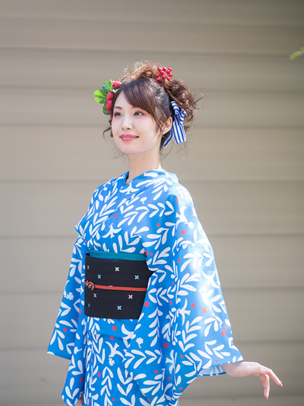 ブルー系の浴衣を着用したレディースの夏コーディネートの1枚目の写真