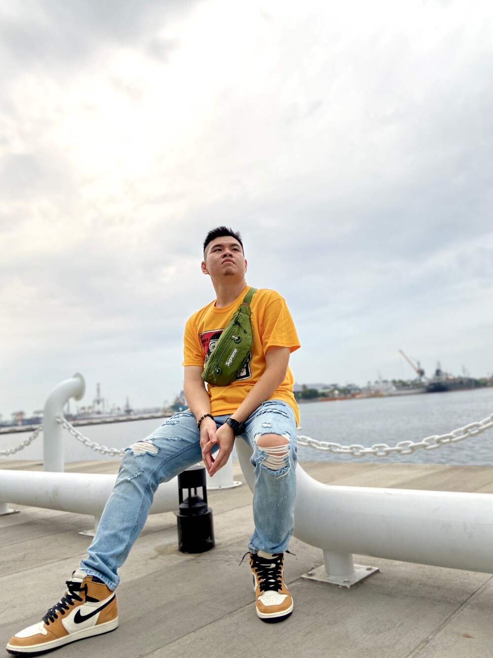 「ootd、休閒、球鞋、街頭穿搭」｜「BEN DAVISのアイテム（Tシャツ/カットソー、イエロー系）」を使った、Chieh🇹🇼さん（メンズ・174cm）の夏コーディネートの1枚目の写真